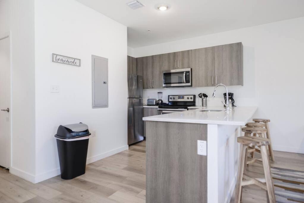 Вілла Amazing Town House 15 Min From The Beach Wfree Parking Маямі Екстер'єр фото