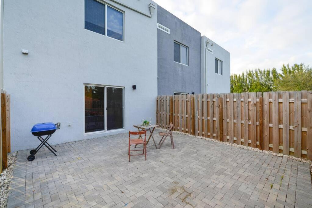 Вілла Amazing Town House 15 Min From The Beach Wfree Parking Маямі Екстер'єр фото